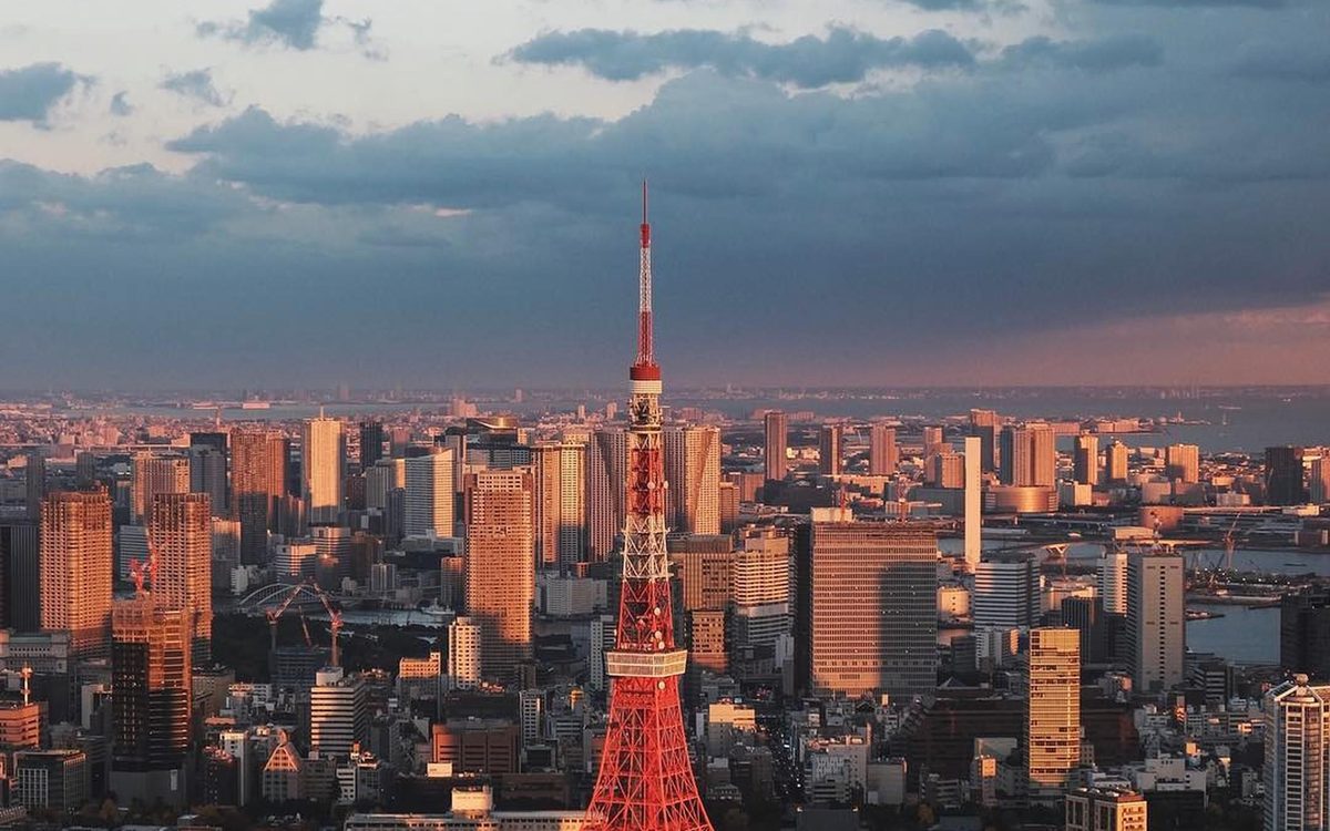 夕暮れの東京タワーと都心のスカイライン